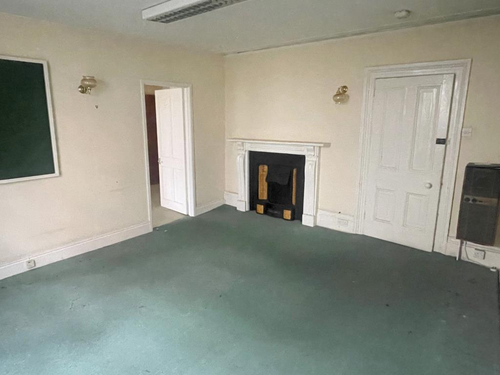Lot: 58 - COMMERCIAL PROPERTY WITH POTENTIAL - Office room